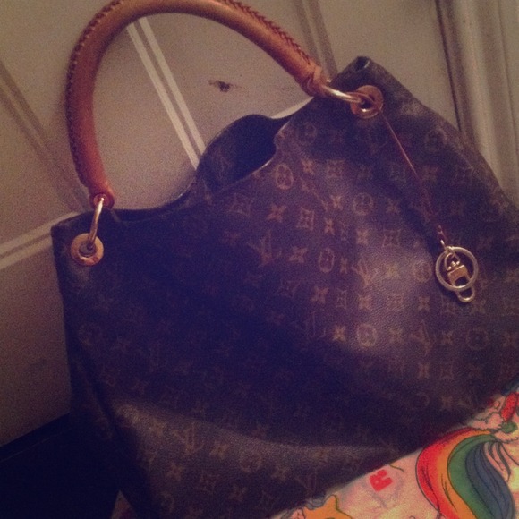 Louis vultton Hobo artsy looks 10 worn 3 times