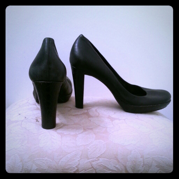 Gianni Bini, loved black pumps.