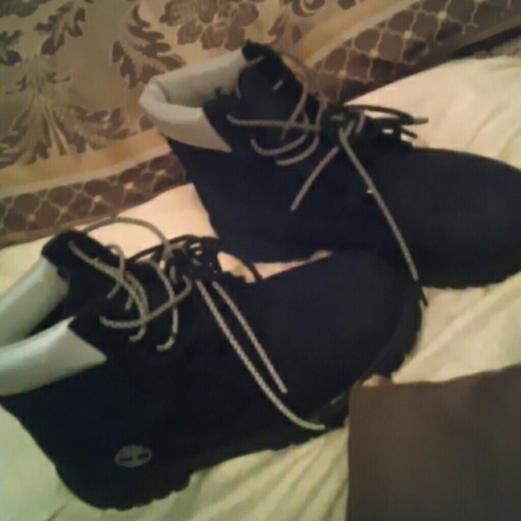 Shoes. Come with shoe boxes. - Picture 2 of 3