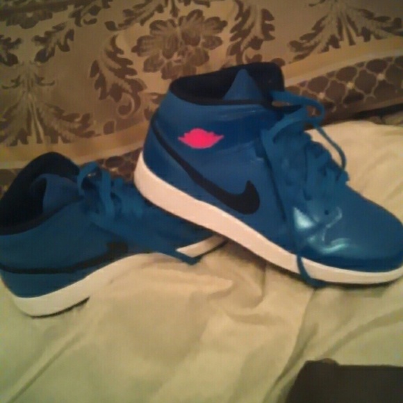 Shoes. Come with shoe boxes. - Picture 3 of 3