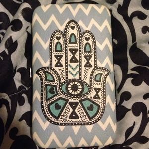Tribal wallet made to hold iphone5