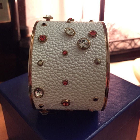 Faux white leather bracelet/cuff - Picture 2 of 3