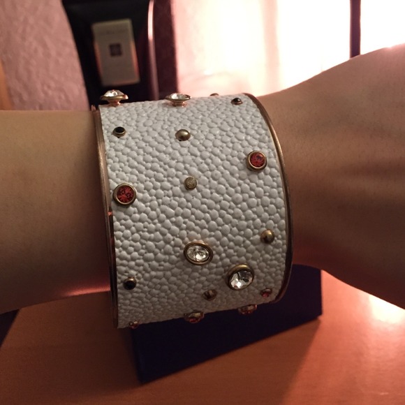 Faux white leather bracelet/cuff - Picture 3 of 3