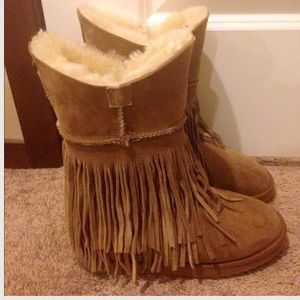 ⚠️SOLD⚠️ Sheepskin Fringe Boots