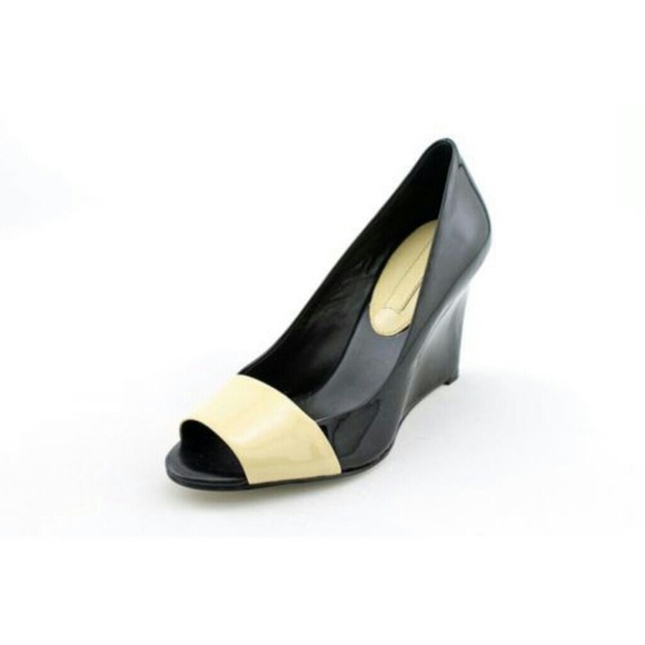 Banana Republic Sz 6 Black/Nude Patent Wedge