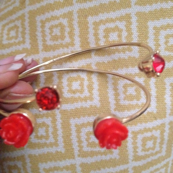 Red rose bracelet | Dew drops & Roses - Picture 2 of 3