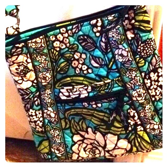 Vera Bradley cross body in ISLAND BLOOMS. ☺️