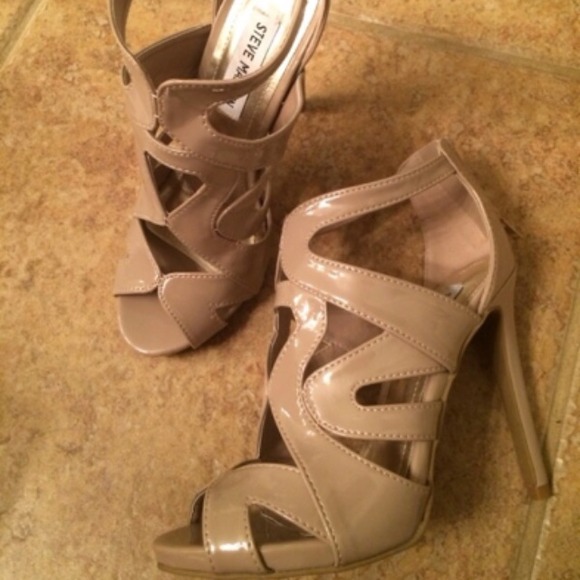 Nude Steve Madden pumps