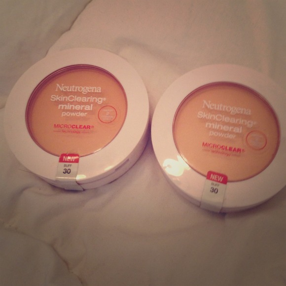 2 neutrogena skin clearing mineral pressed powder