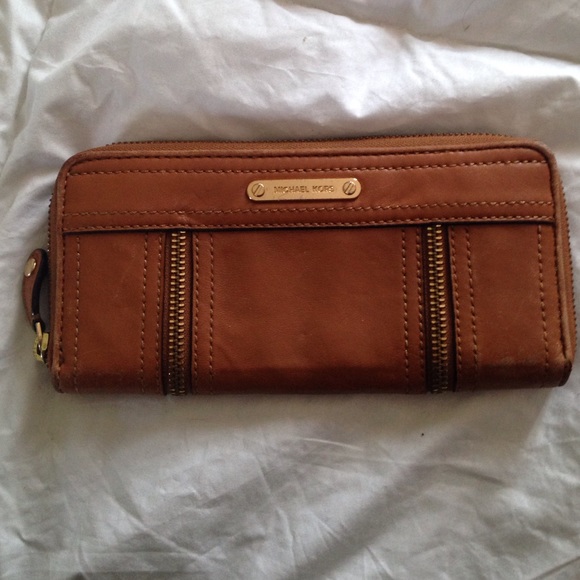Michael Kors Moxley wallet in luggage
