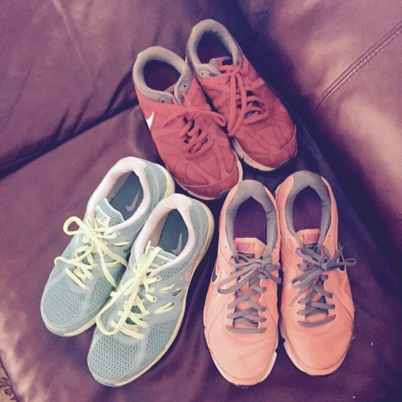 3 pairs of Nike sneakers