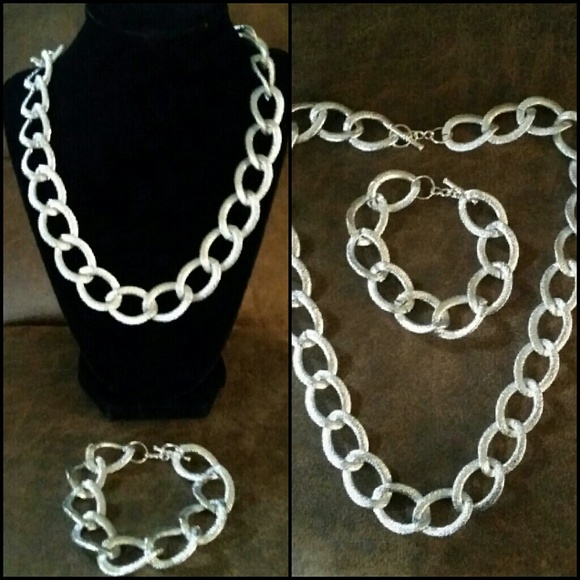 Metallic chunky chain necklace with bracelet - Picture 1 of 3