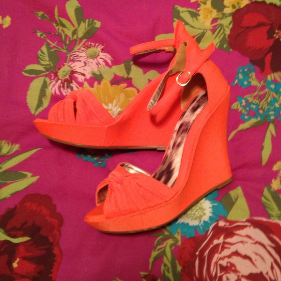 Qupid Shoes - NWOT Qupid orange wedges