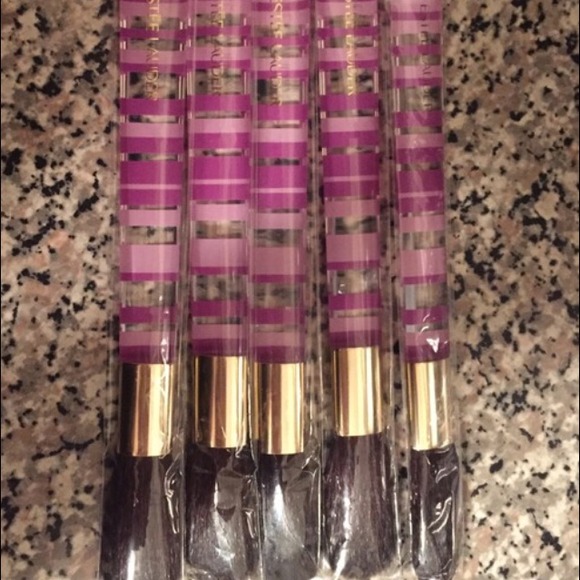 1 Estée Lauder brush