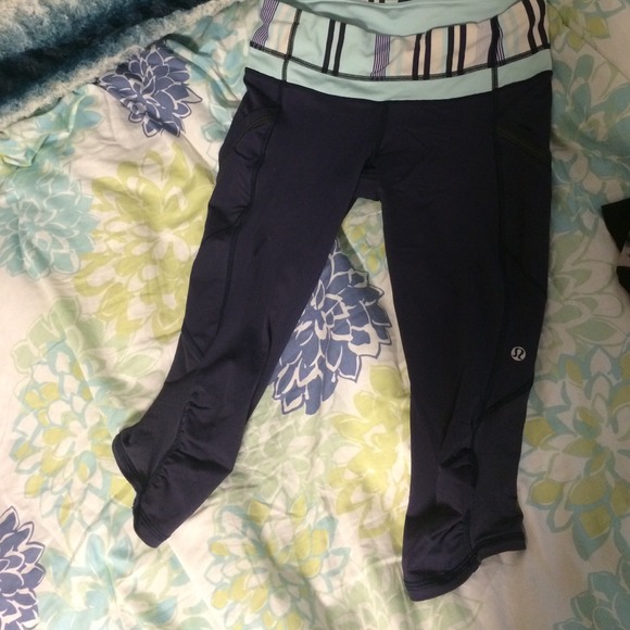 Lululemon size 6 navy blue cropped leggings