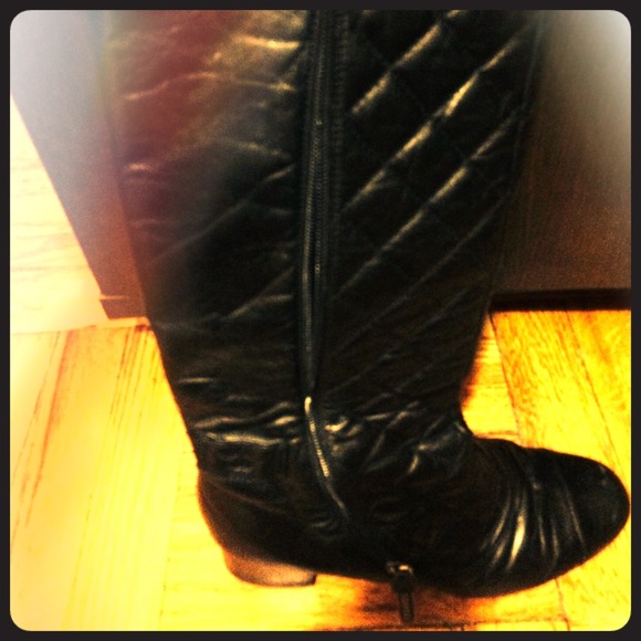 CHANEL high-knee leather boots!