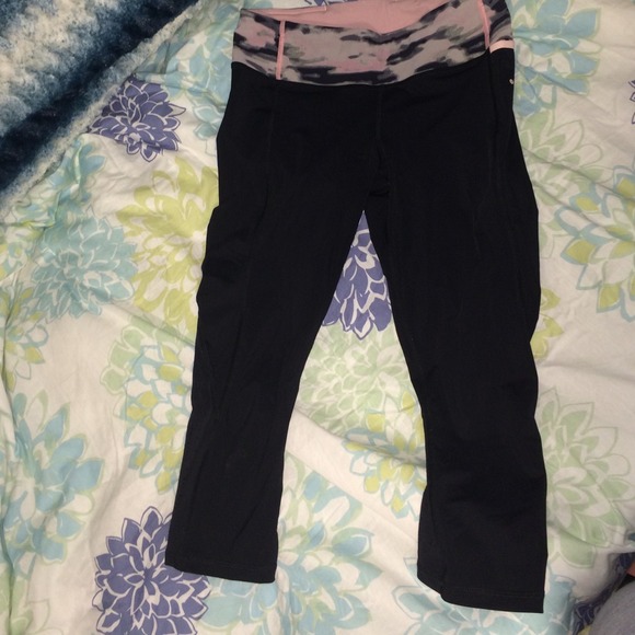 Lululemon black and pink triathlon Capri leggings