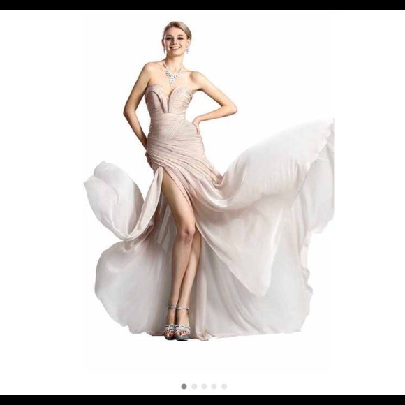 *SELLING PROM DRESS* BRAND NEW. SIZE 4 WOMENS