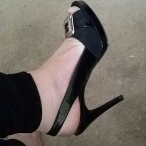 Guess sexy slingback peep toe w/ buckle!!