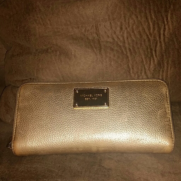 Carry your credit cards and money in style.