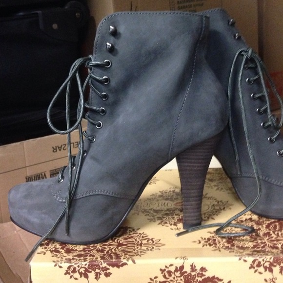 Grey lace-up  booties - Picture 2 of 3