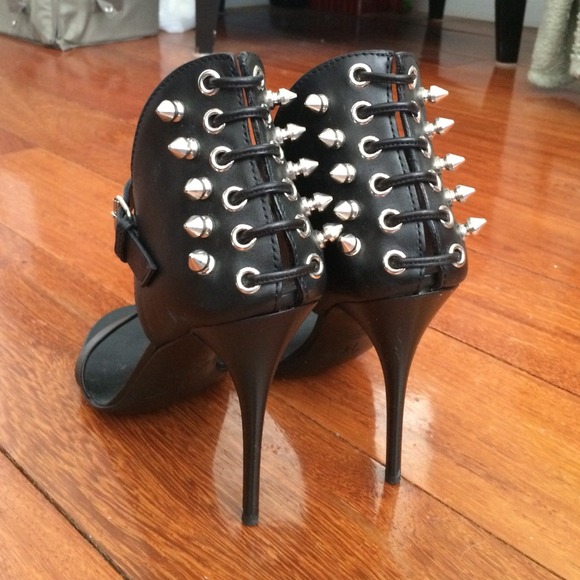 LIKE NEW Giuseppe Zanotti spikes heels w box