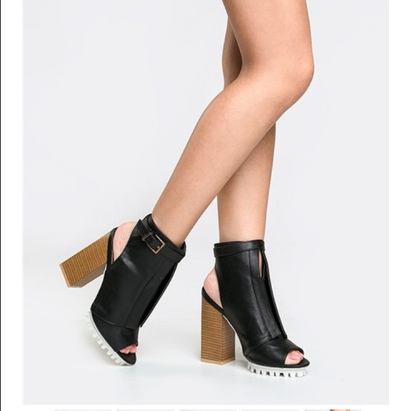 Peep toe bootie!!!