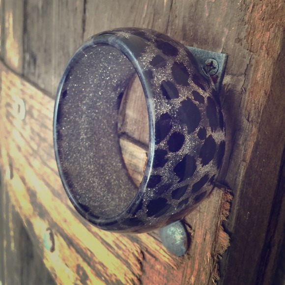 Vintage Lucite Leopard Print Bangle 🖤