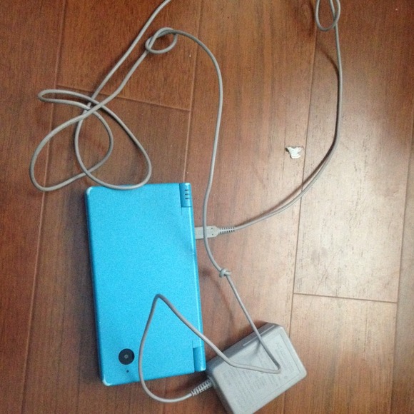 NINTENDO DSI - Picture 1 of 2