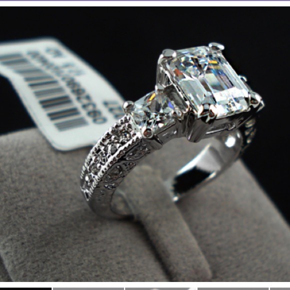 🎉SALE 🎉Emerald cut Ring