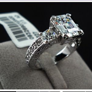 🎉SALE 🎉Emerald cut Ring