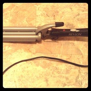 Medium sized Revlon hair crimper