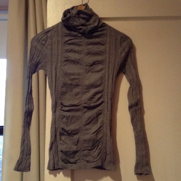 ‼️SOLD‼️JOYCE LESLIE turtleneck