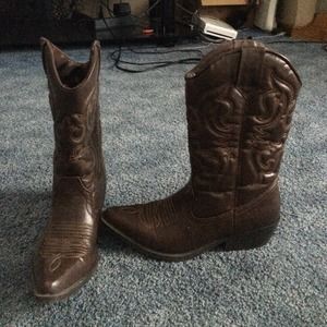 Super cute brown cowgirl boots!