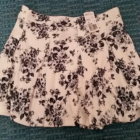 Navy and white floral pleated skirt!