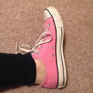 ONE NIGHT SALE Pink converse low tops