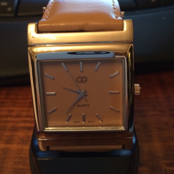 Fashion watch with leather band