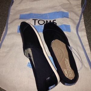TOMs Black woman's size 6 NWT