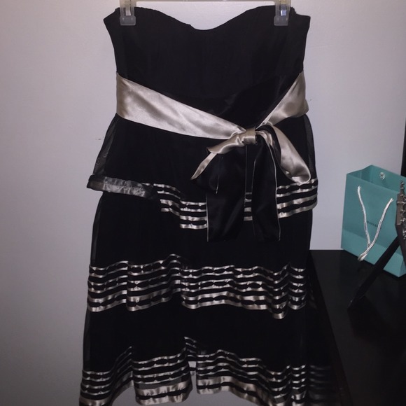 BCBGMaxAzria Dresses & Skirts - Strapless cocktail dress