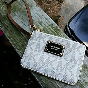Michael kors wristlet NWOT