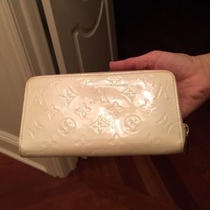 Louis Vuitton wallet in ivory patent leather