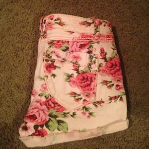 Very pretty pink floral shorts!💗