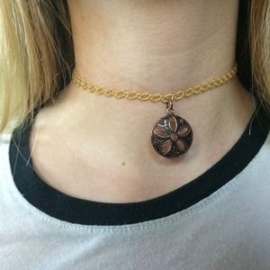 Choker with sand dollar bead