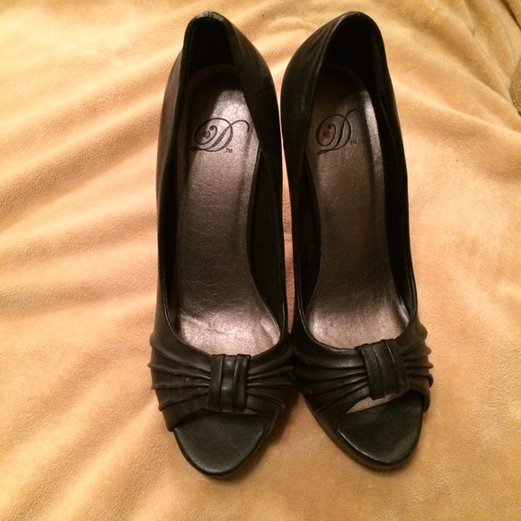 Black peep toe pumps size 7.5