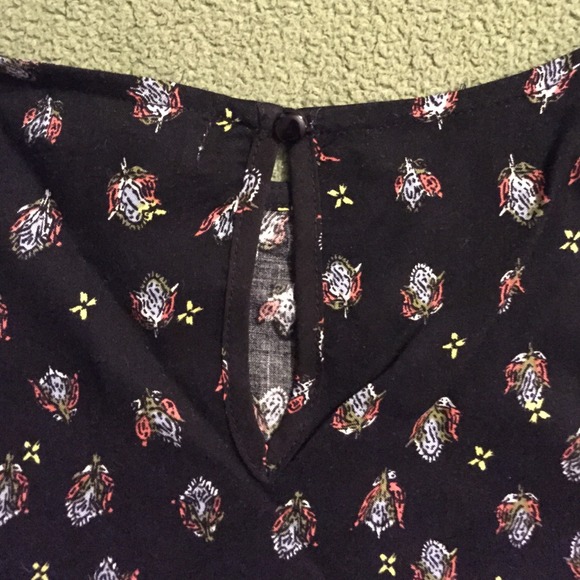 NWOT Black floral crop top - Picture 3 of 4