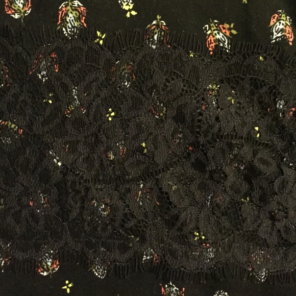 NWOT Black floral crop top - Picture 4 of 4