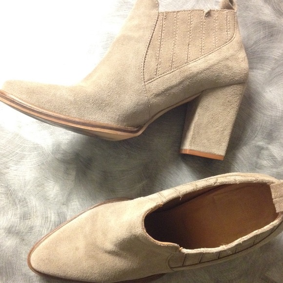 Zara suede ankle tan boots.