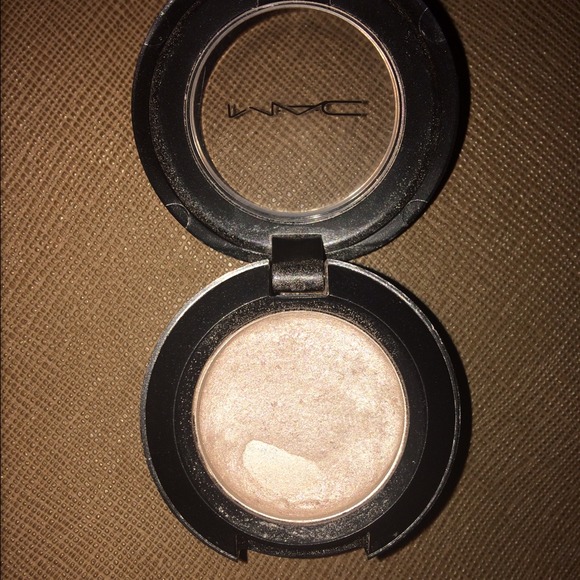 MAC eyeshadow - Picture 2 of 3