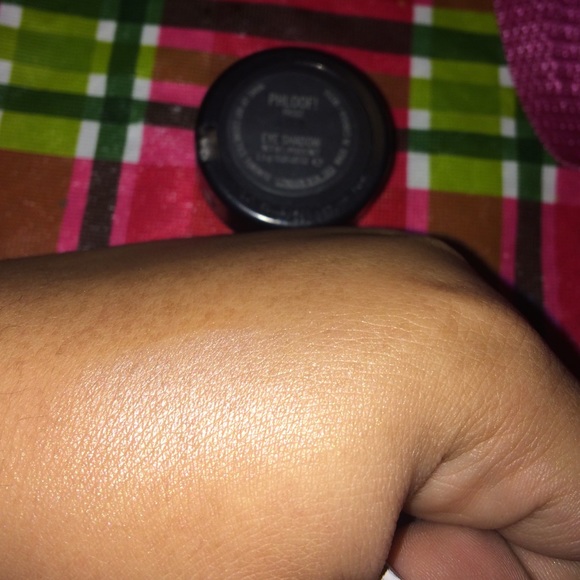 MAC eyeshadow - Picture 3 of 3