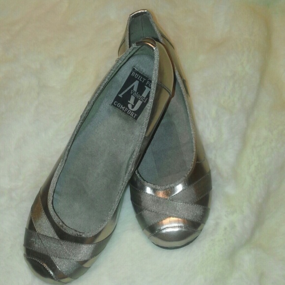 Metallic flats NWOT